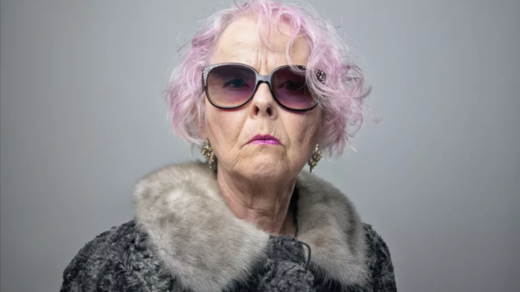 εκκεντρική-ηλικιωμένη-γυναίκα